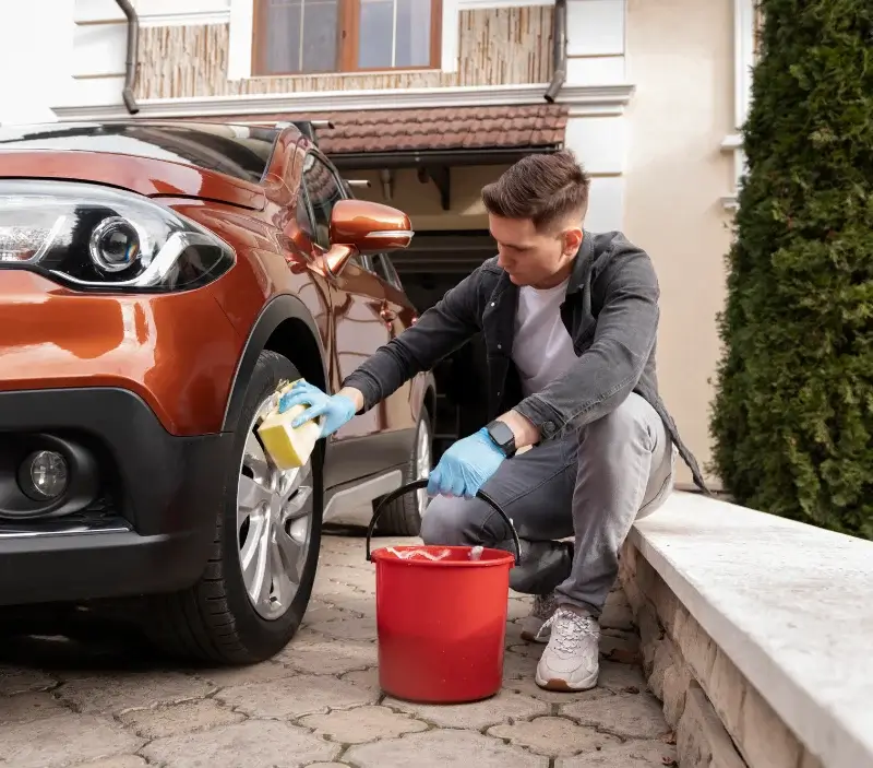 Lavage auto à domicile Sainte-Colombe-la-Commanderie : professionnel intervenant sur un véhicule